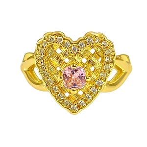 Vintage Goldring mit rosa quadratischem Edelstein und gewebtem Herzrahmen mit Kristallen