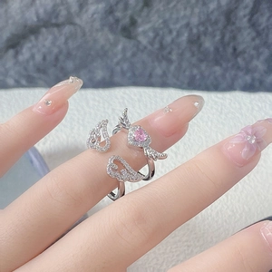 Nahaufnahme des Engelsflügel-Rings mit rosa Herzstein und Zirkonia am Modell