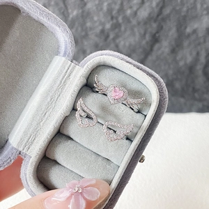 Detailansicht Silberschmuckset mit Engelsflügeln und rosa Herzsteinen in Box