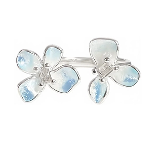 Blumen-Offener Ring mit hellblauen Emaille-Blüten und funkelnden Zirkon-Steinen auf Silber
