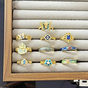 Vintage-Ringset aus Gold mit Schmetterlingsmotiven, Emaille-Details und bunten Edelsteinen