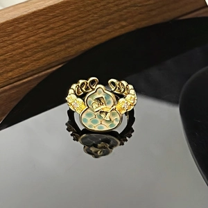 Makroaufnahme: Verstellbarer vergoldeter Ring mit hellblauem Schuppenmuster-Hut-Design