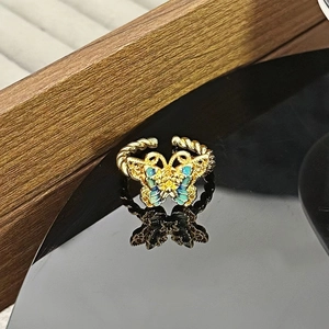 Makro-Detail des Vintage-Schmetterlingsrings mit Emaille und gedrehter Ringschiene