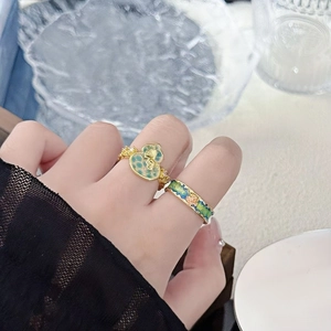 Detail eines Vintage-Ring-Sets im chinesischen Stil mit blauem Emaille und Goldfinish