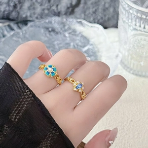 Detailansicht eines Vintage Goldrings mit blauem Emaille-Blumenmuster und Perleneinlage