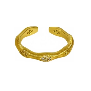 Vintage goldener offener Ring mit Wellentextur und kleinen weißen Zirkon-Blütenclustern