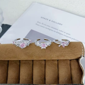 Dreiteiliges Set silberner offener Ringe mit rosa Zirkon-Herzen und Blumendesign
