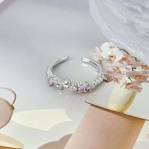 Detailaufnahme vom silbernen Ring mit rosa Zirkonia und eingraviertem Wellenmuster
