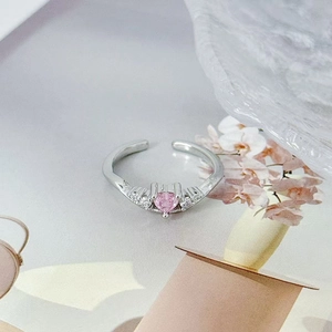 Details eines verstellbaren Rings mit rosa Herz-Zirkonia und Micro-Pave-Besatz