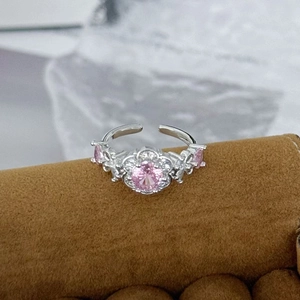 Nahaufnahme von Ring mit rosa Zirkon-Blume, Schleifendetails und verstellbarem Band