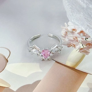 Detail eines süßen rosa Herz-Zirkon-Rings mit Schmetterlingsflügel-Design und Versilberung