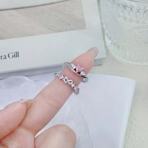 Detailansicht des Ring-Sets mit rosa herzförmigem Zirkon und feiner Silberverzierung