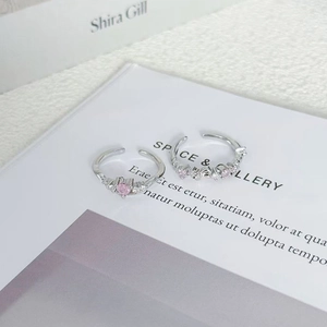 Zwei verstellbare Silberringe mit rosa herzförmigem Zirkon und Pavé-Kristallverzierung