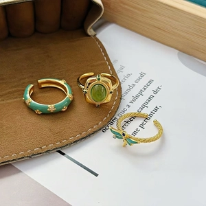 Détail d'un ensemble de 3 bagues vintage avec émail vert menthe et motifs de libellule