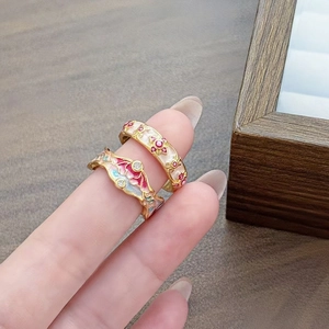 Detail von Vintage Emaille Ringen mit Farbverlauf und Vergoldung an den Händen