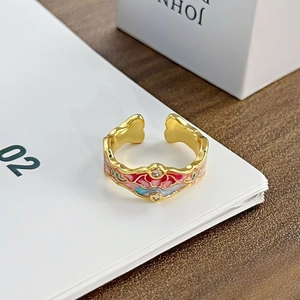 Detailansicht eines Vintage-Goldrings mit Wellenrand, bunter Emaille und Zirkonia