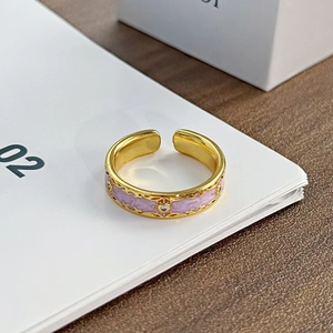 Detailansicht eines Vintage-Goldrings mit lila Emaille und floralem Lochmuster