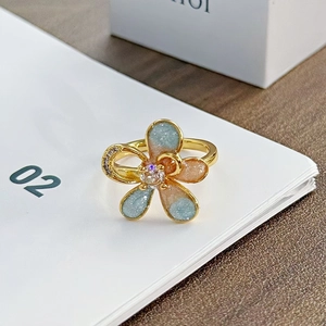 Detailaufnahme Blumenring mit blauem Emaille-Verlauf und zentralem Zirkonstein