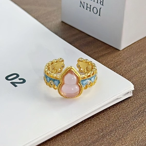 Detail eines rosa Wulu-Rings mit Emaille-Farbverlauf und goldener Granulierung