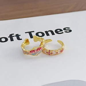 Detail von Vintage Emaille Ringen mit Blumenmustern und funkelnden Strasssteinen