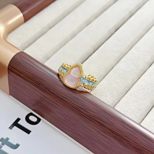 Makroaufnahme: Gourd-Ring mit Rosa Quarz, blauer Emaille und vergoldetem Finish