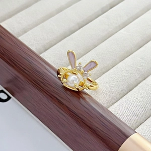 Detailansicht goldener Hasenring mit lila Emaille, Perle und Herz-Zirkonia
