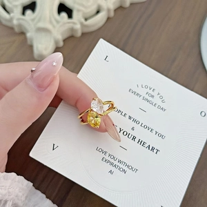 Details eines Vintage-Goldrings mit zwei klaren und gelben Zirkonia-Tropfensteinen