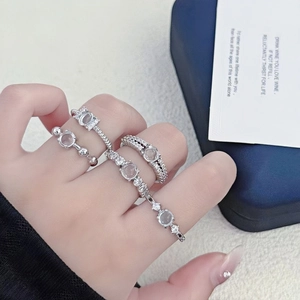 Primer plano de un set de anillos de plata y circonitas con diseños de pavé y tejidos
