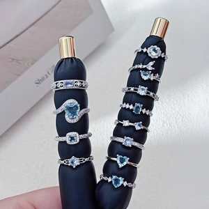 Anillo Abierto de Cobre con Zircón Azul Claro para Mujer Bañado en Plata Geométrico Ajustable Joyería de Lujo y Moda