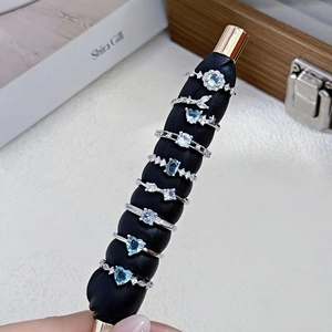 Set de anillos de plata con circonitas azul mar en formas de corazón y óvalo sobre base