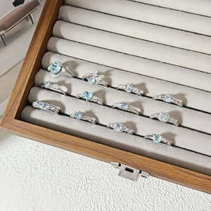 Set de 11 anillos de lujo plateados con circonitas azul mar y finos detalles de diamantes