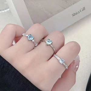 Tres anillos de plata con circonitas azul claro en forma de corazón y círculo