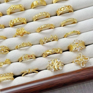 Set di anelli vintage dorati con fiori e farfalle e accenti di zirconi per donna