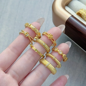 Anello vintage a fiore placcato oro con texture spazzolata e zircone da donna