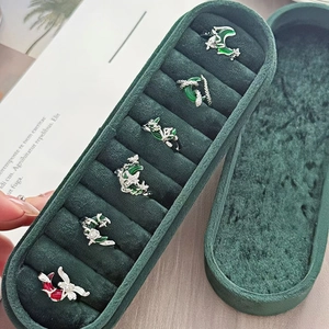 Set di anelli gotici luna e fiori in una scatola di velluto con accenti verdi e rossi
