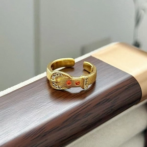 Dettaglio macro dell'anello a fibbia in oro spazzolato con pietre di zircone