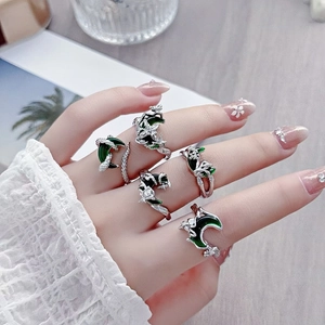 Anelli vintage argento con luna e spine, smalto verde e dettagli in zircone