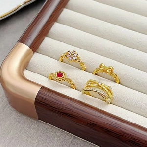 Vierteiliges Vintage-Goldring-Set mit lila Edelsteinen und Zirkonia-Akzenten