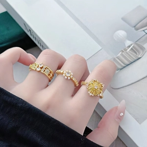 Vintage vergoldetes Ring-Set für Damen mit Zirkon-Mikroeinlagen und eleganten Perlen