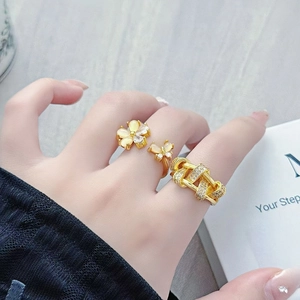 Dreiteiliges goldfarbenes Vintage-Ring-Set mit Zirkonia und Blumenmotiven am Modell