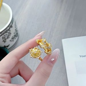 Detaillierte Nahaufnahme zweier goldener Vintage-Ringe mit filigraner Zirkon-Mikrofassung
