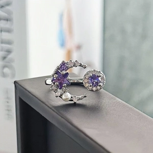 Vista macro dell'anello luna in argento con zircone stella viola e piccola perla