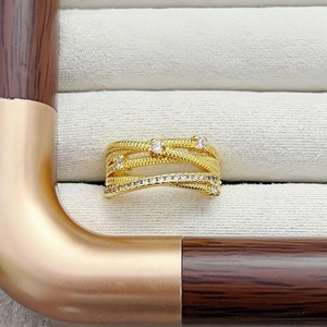 Detailansicht eines goldfarbenen geometrischen Rings mit Zirkonia und Kordelstruktur