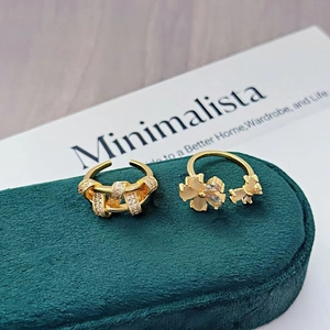 Detail von Vintage-Goldringen mit Zirkonia-Besatz auf grünem Samt-Präsentationsständer