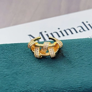 Detailansicht eines Vintage-Goldrings mit Flechtmuster und Pavé-Zirkonia-Steinen