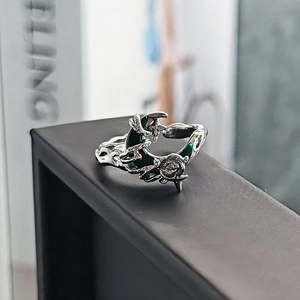 Dettaglio ravvicinato di un anello retrò in argento con incisione di luna e rosa