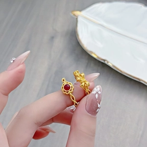 Detailansicht vergoldeter Vintage-Ringe mit Rubin-Zirkon und feinem hohlem Blumenmuster
