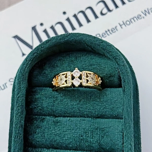Makroaufnahme eines Vintage-Goldrings mit Zirkonia in einer grünen Samtbox