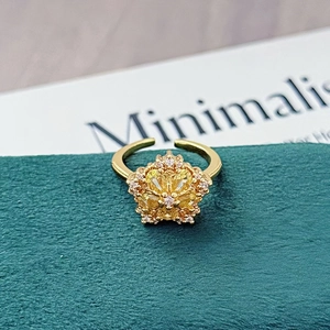 Makroaufnahme Goldring mit gelbem Tropfenstein und Pavé-Kristallverzierung im Detail