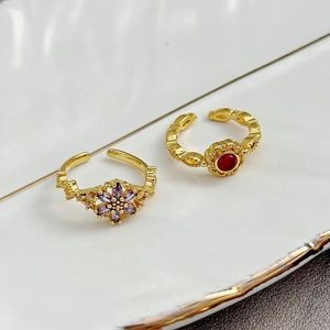 Detail von Vintage-Goldringen mit lila Zirkonia und rotem Edelsteinbesatz